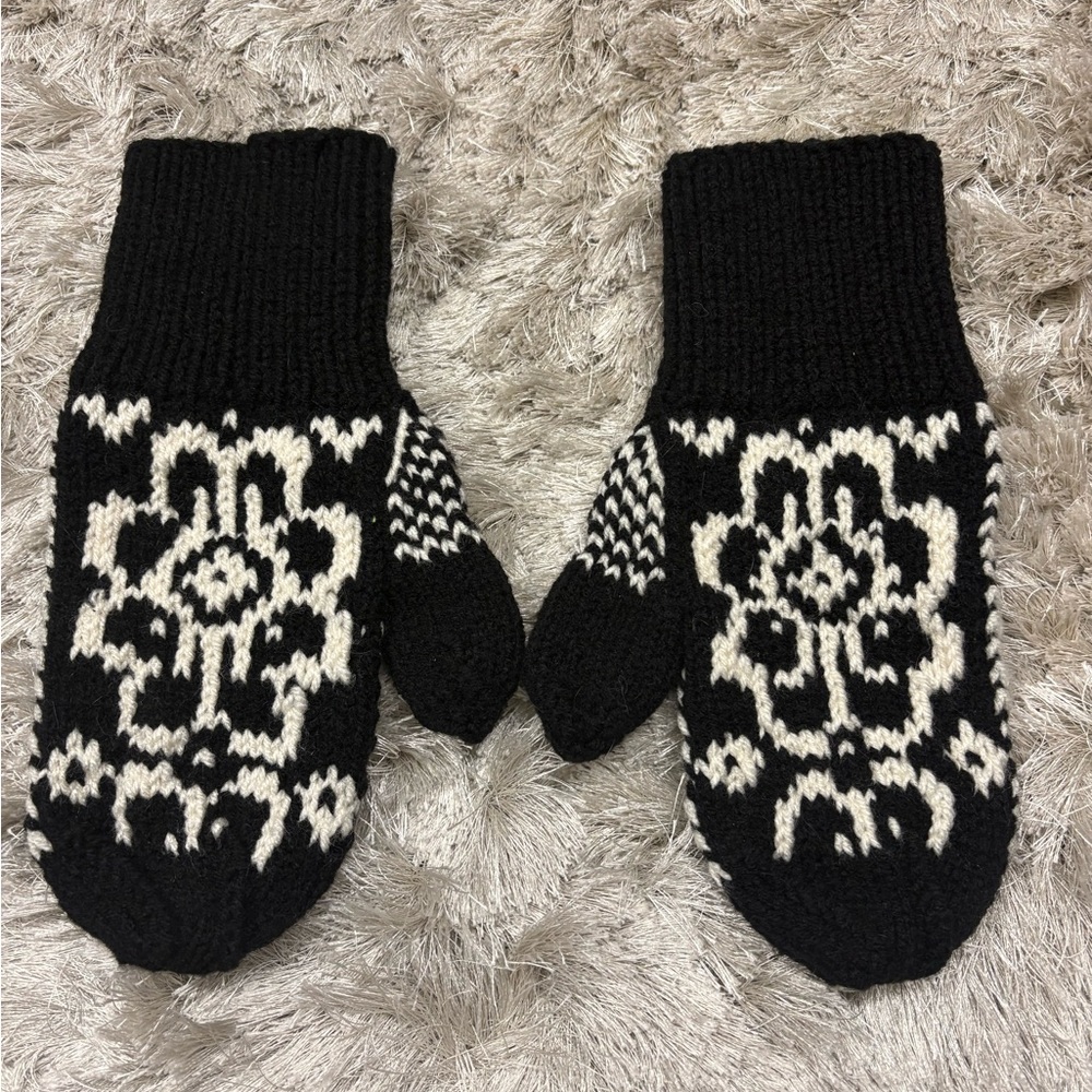 Black and White adult handmade Mittens sz lrg/xlrg
